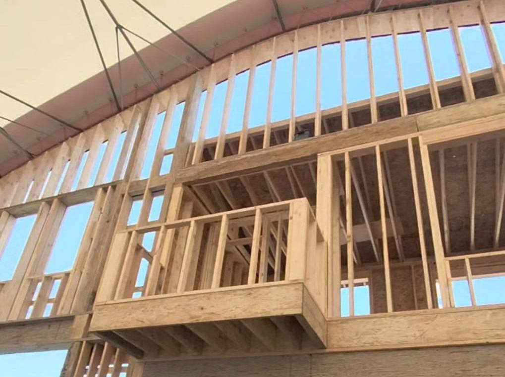 Balcony framed into the arena wall under the arch