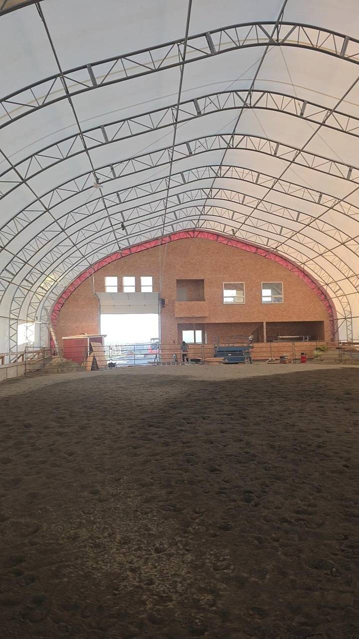 Arena end wall in OSB, before the paint, under the steel arch