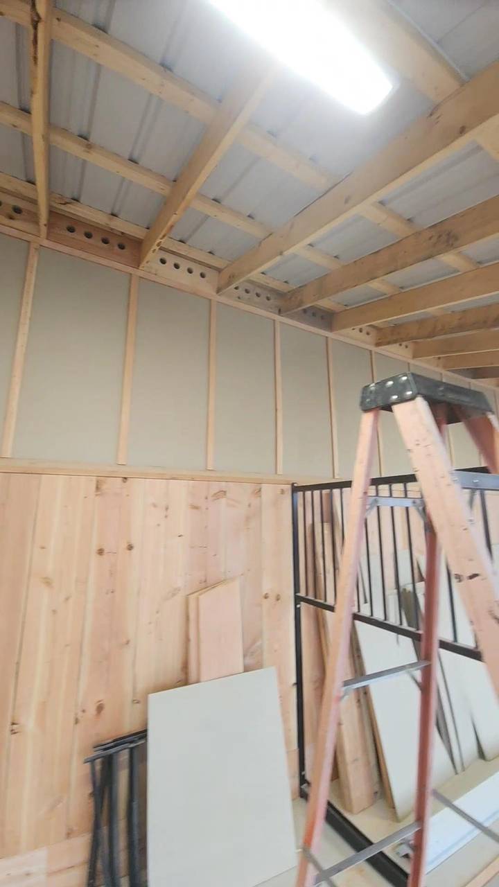 Knee wall sheathed under the gambrel purlins